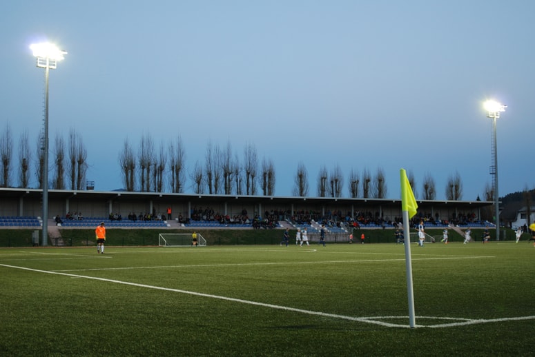 Zataknilo se je pri aneksu k pogodbi o vzdrževanju športnega igrišča.