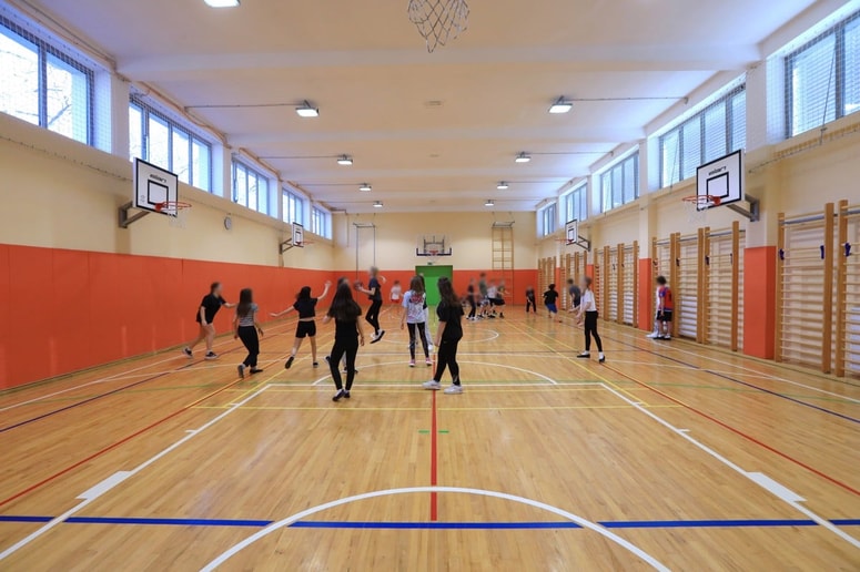 Telovadnica je premajhna za okoli 420 učencev. 
