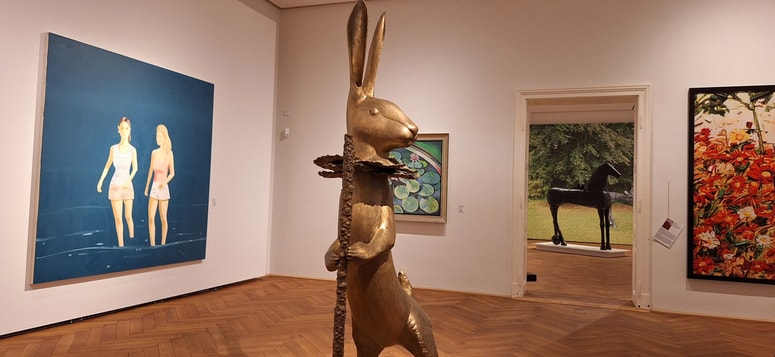 V enem od osrednjih razstavnih prostorov na sredini dominira Velik zajec zmage (Grand Lapin de Victoire) kiparke Claude Lalanne, na levi je slika Alexa Katza 