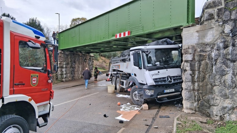Glavna fotografija članka:(FOTO) Novo trčenje črpalke za beton v most v Solkanu, isti voznik je bil pod vplivom opiatov