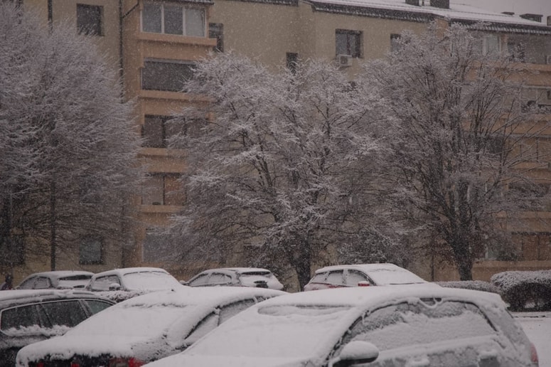 V noči na sredo bo predvsem na vzhodu snežilo do nižin. 