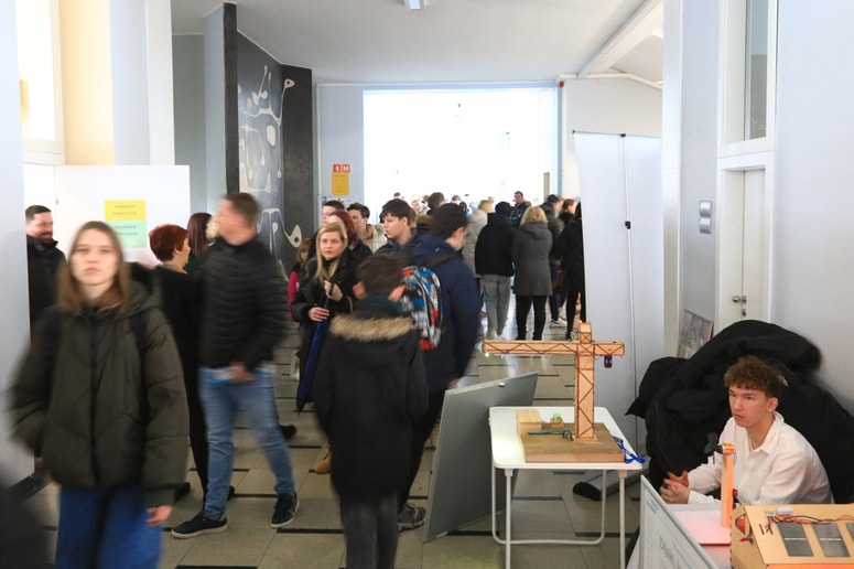 Glavna fotografija članka:Zadnje ure za prenose prijav: Še dopoldne sprejet, zadnjo uro pa izrinjen