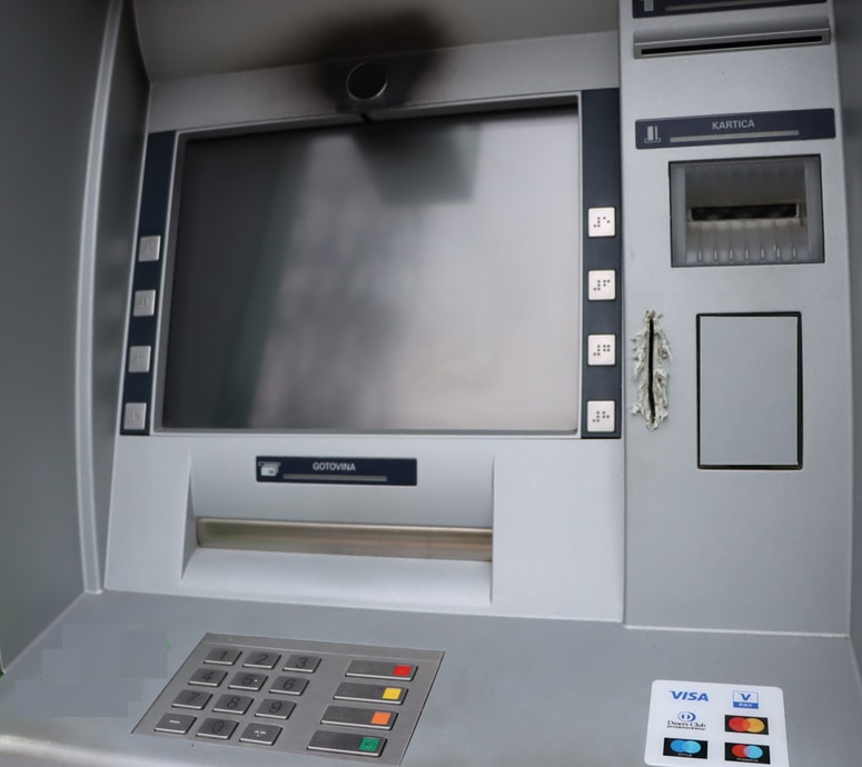 Policija meni, da osumljenci dostopajo v bankomate s pomočjo tako imenovanega blackbox napada. 