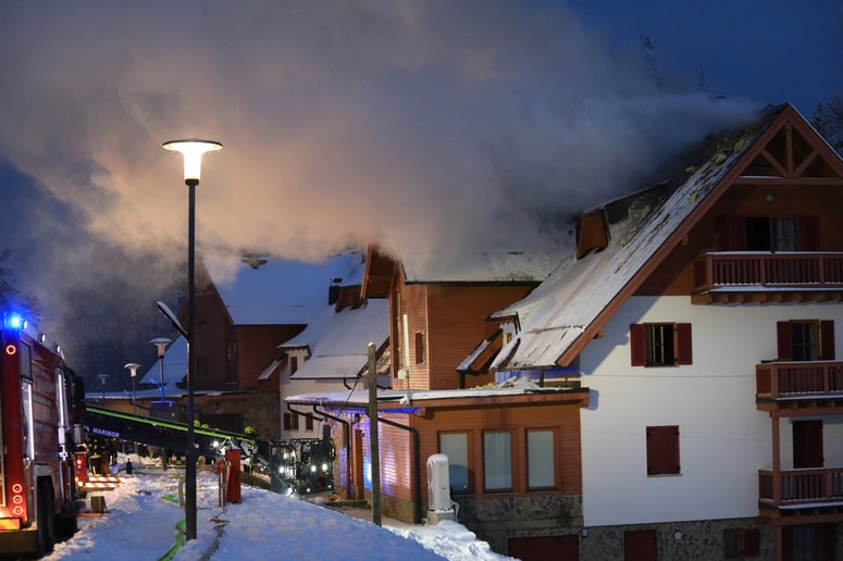Poškodovanih v požaru na Hočkem Pohorju k sreči ni bilo. 

