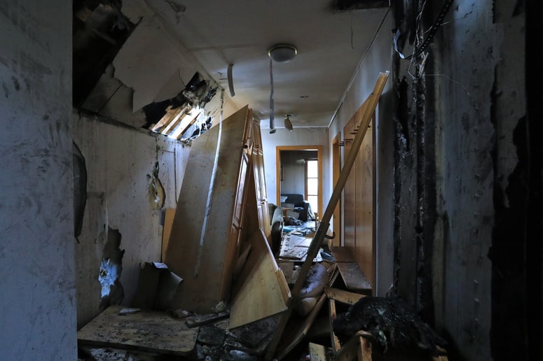 Zagorelo je na podstrešju, voda pa je ob gašenju prodrla vse do kleti. 