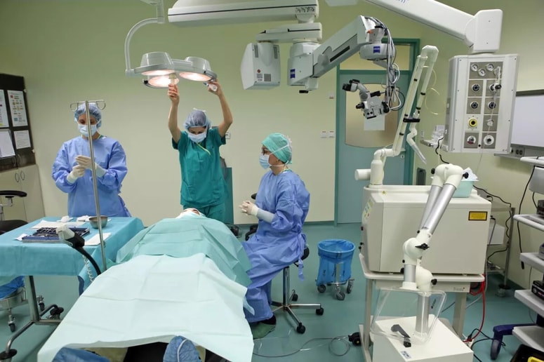 Na ZZZS izpostavljajo upadanje števila operacij, v bolnišnicah pa vidijo srž težav v dosedanjem financiranju. 