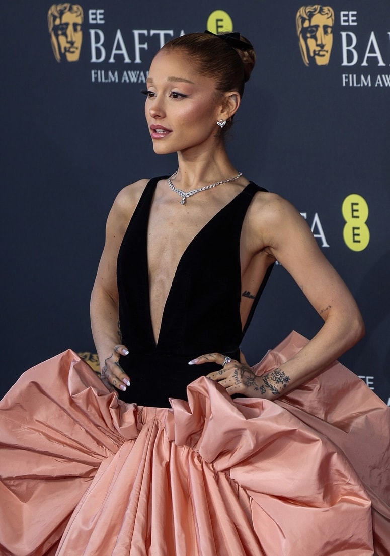 Glavna fotografija članka:(FOTO) Zaskrbljujoče: 31-letna pevka s svojo postavo šokirala oboževalce