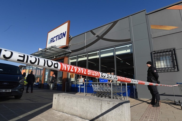 Glavna fotografija članka:Obe sta umrli: Najstnik na Češkem prišel v nakupovalno središče in z nožem napadel prodajalki