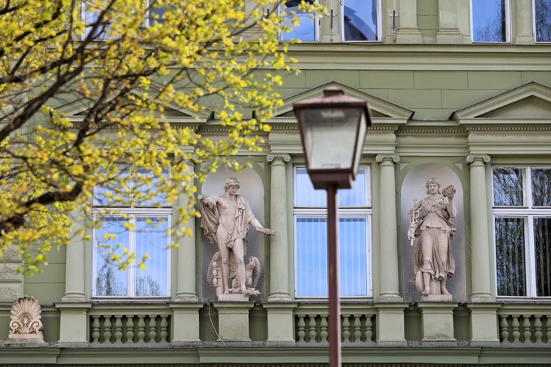 Kdo bo tretji član poslovodstva Pošte Slovenije ob Marku Cegnarju in Ivani Vrviščar? 