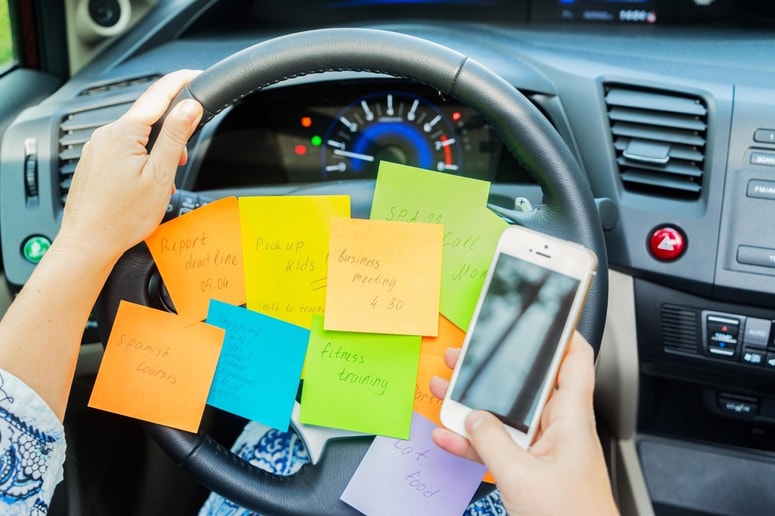 Glavna fotografija članka:Za brisalci avtomobila našla sporočilo, ki jo je pustilo brez besed