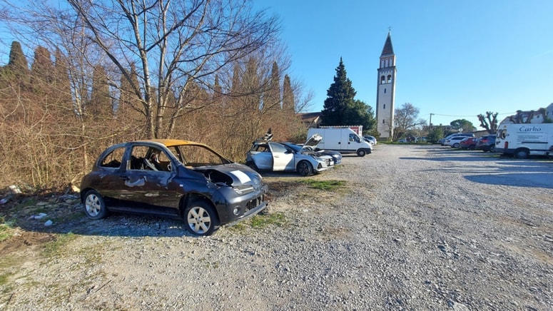 Na parkirišču pod pokopališčem je več zapuščenih vozil z obvestilom lastnikom, naj jih odstranijo.
