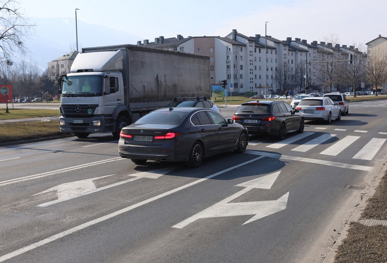 Še posebej nevarno križišče, saj v smeri proti zahodu manjka levi zavijalni pas. 