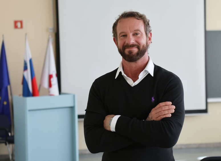 Sven Krimmer: "Imamo paciente, ki so popolnoma normalni, kot midva. Ampak vzamejo napačno drogo in nekoga ubijejo." 