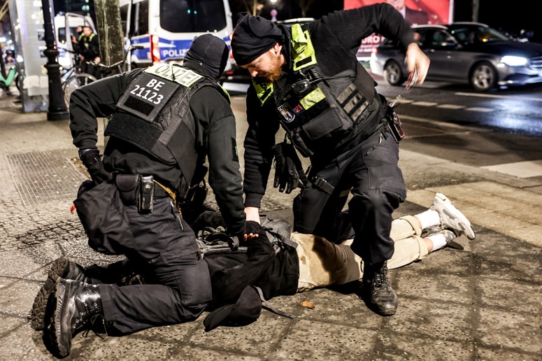 Policisti so v bližini spomenika holokavstu v Berlinu prijeli moškega.