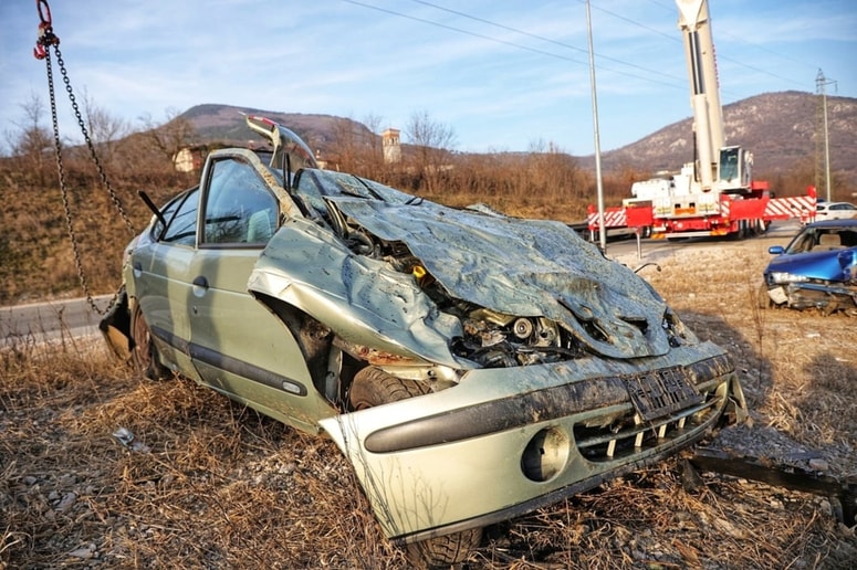 Takšne so bile posledice pristanka z nosom naprej in s 120 kilometri na uro. Lutka je bila popolnoma ukleščena med volan, sedež in streho.