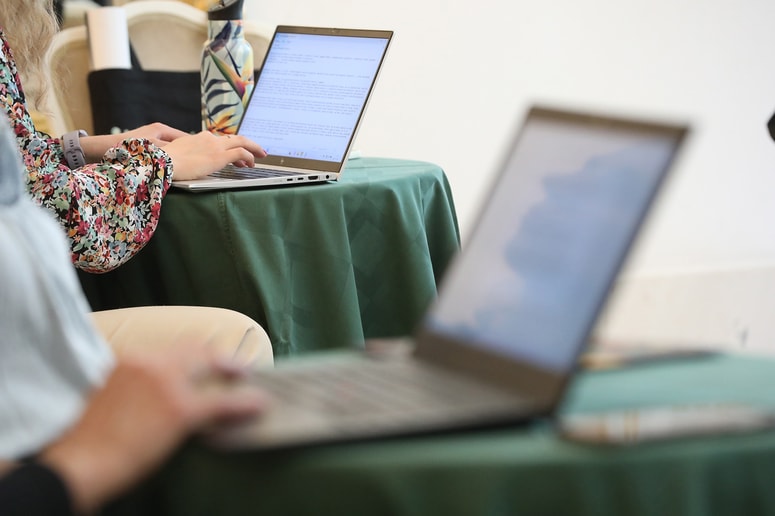 Maribor - novinarji - prenosni računalnik - pisanje delo - - 