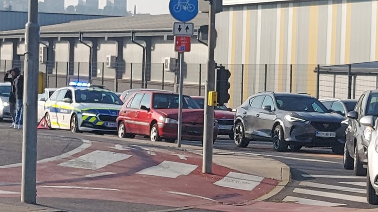 V petek popoldne je bil promet v Ulici 15. maja v Kopru oviran zaradi manjše prometne nesreče.