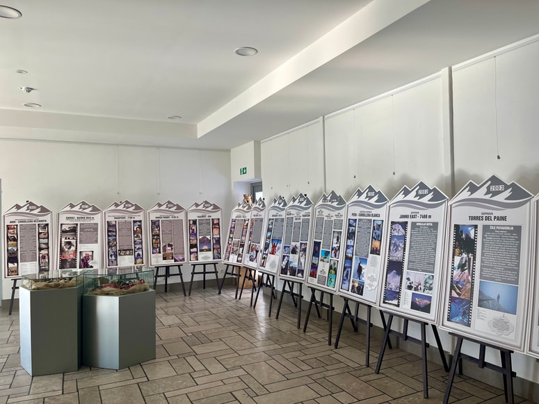 Na panojih so predstavljene vse samostojne alpinistične odprave in tiste, pri katerih so bili pridruženi črnjanski alpinisti.