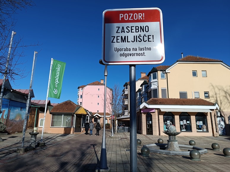 Saj ni res, pa je: Občani Žalca prehod skozi Mestni trg, ki povezuje dva centra Žalca, po novem uporabljajo na lastno odgovornost.