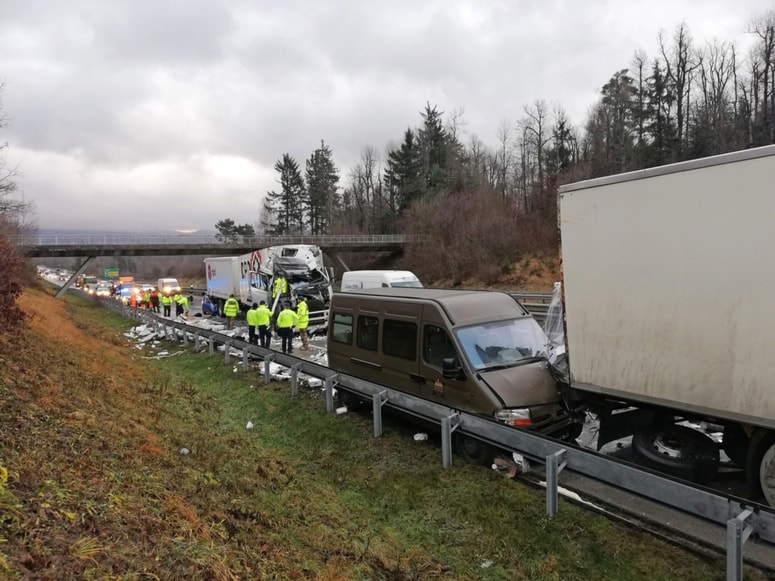 Vojaški kombi je trčil v prikolico prvega tovornjaka, avto pa se je zaril pod prikolico drugega tovornjaka, ob katerem je obležal Celjan.
