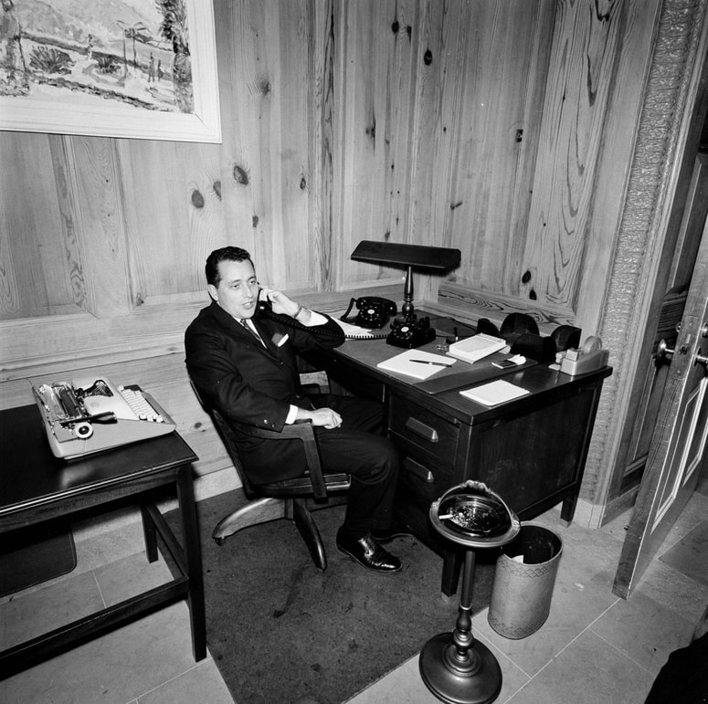 Agent Clint Hill za svojo mizo v Beli hiši