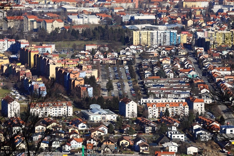 Vzroki za rast cen nepremičnin ostajajo enaki kot v preteklih letih, predvsem gre za neravnovesje med ponudbo in povpraševanjem, relativno nizke obrestne mere ter razpoložljivost finančnih sredstev pri fizičnih osebah.