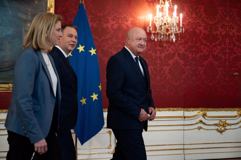 Christian Stocker (zgoraj desno) s koalicijskima partnerjema, ko so sklenili dogovor o novi avstrijski vladi. 