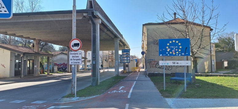V Italijo smo šli nekoliko bolj ilegalno - ne čez mejni prehod v središču Nove Gorice na Erjavčevi cesti, ki je danes bolj kot ne le še spomin na stare čase. 