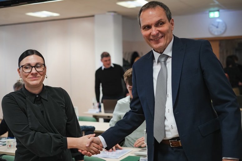 Svet Zavoda za pokojninsko in invalidsko zavarovanje (ZPIZ) je za novega (starega) generalnega direktorja imenoval Marijana Papeža. 