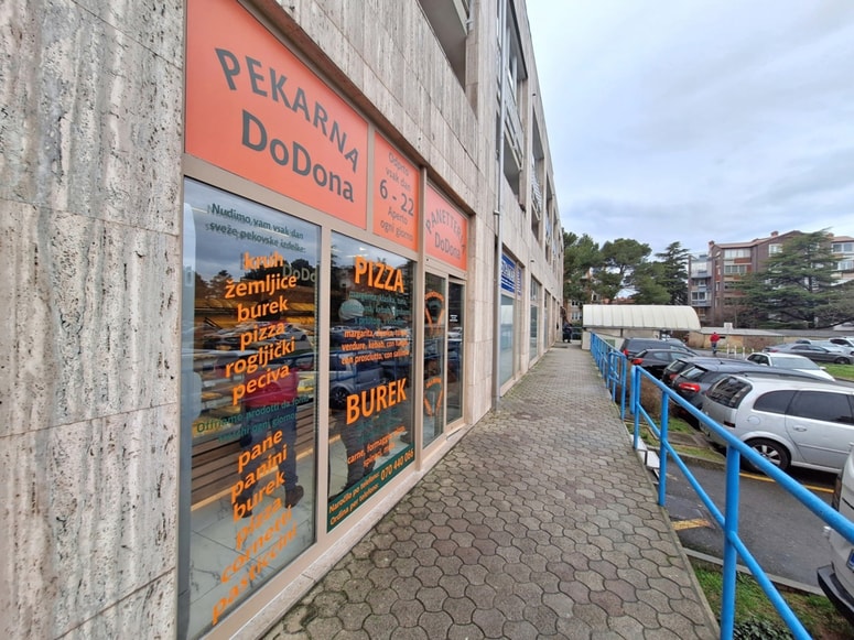 Pred prenovo je v prostoru, kjer je zdaj pekarna, delovala kavarna, torej gostinski objekt. Pekarna pa je klasificirana kot industrijski objekt.