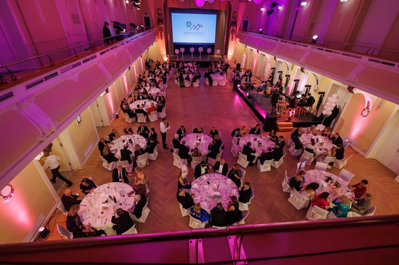 Plesa se vsako leto udeležijo gosti iz Slovenije in tujine.