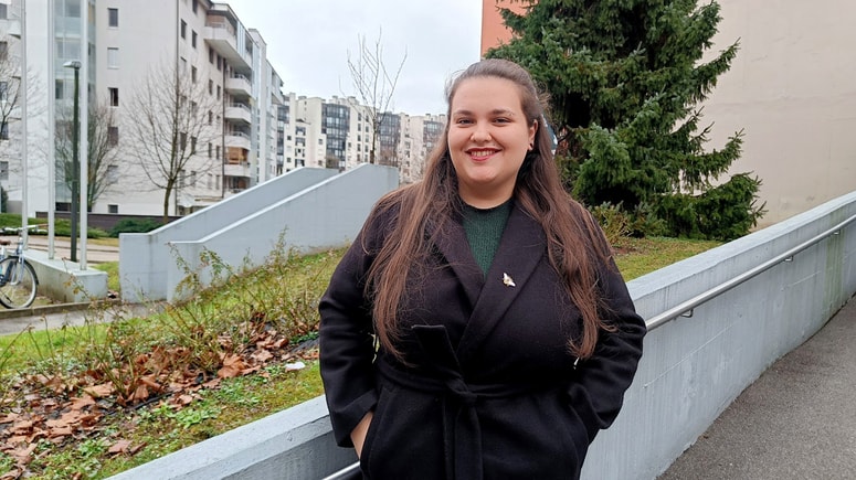 "Družbeni pritisk, da si moraš ustvariti življenje in narediti nekaj iz sebe, je obremenjujoč tako za priseljence kot za večinsko prebivalstvo, ki na priseljence velikokrat gleda ravno skozi prizmo, kaj smo dali slovenski družbi, kaj smo ji vrnili. Ni dovolj, da si preprosto tu, temveč moraš nekaj ʼnarediti iz sebeʼ."