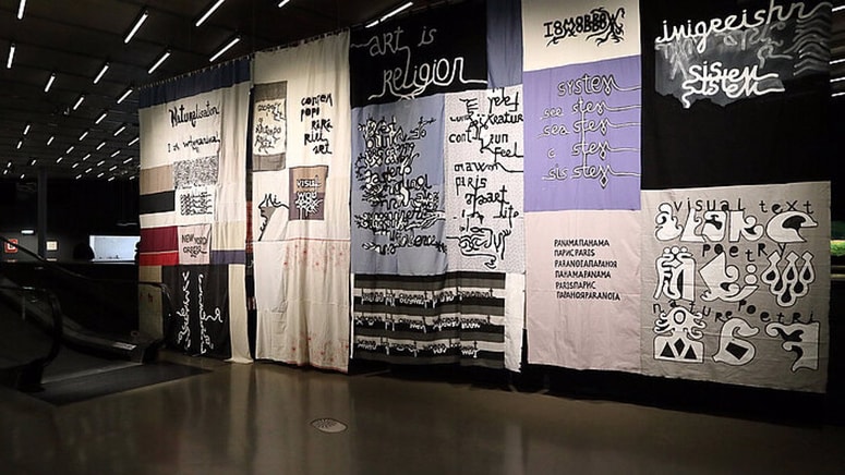 Pogled na delo Curtain Poetry (Poezija na zavesah) azerbajdžanskega avtorja Babija Badalova

​