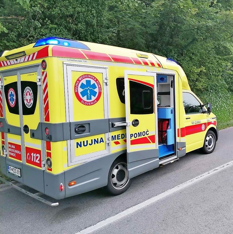 Kraševec je na reševalnem vozilu z razbijanjem povzročil za 1500 evrov škode 