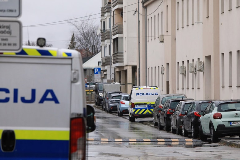 Kriminalisti so hišno preiskavo opravili na naslovih obeh osumljenih, a tam niso našli niti centa od izsiljenega denarja. 