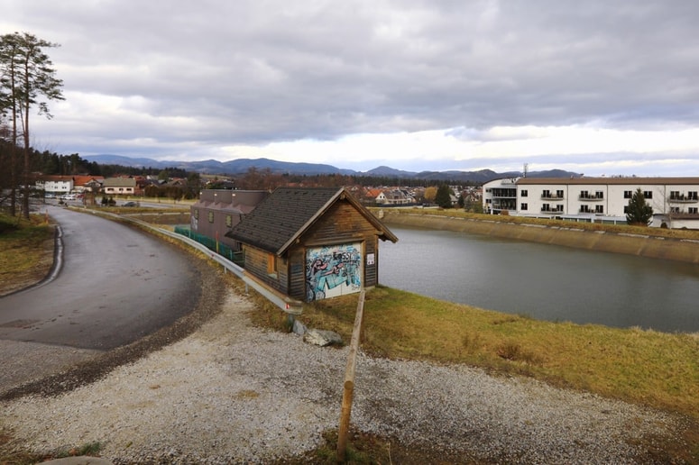 Zajetje pri športnem centru Draš s treh strani obdajajo ceste, ki jih dvoživke ne le prečkajo, temveč tudi uporabljajo za poti. 