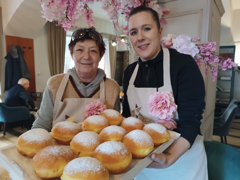 Zlatka Zupanc in Katarina Volk: "Ko spečemo prvi krof, ga pokusimo in določimo, koliko dodatne soli denimo potrebuje, in vse prilagodimo, da je vse tako, kot mora biti."