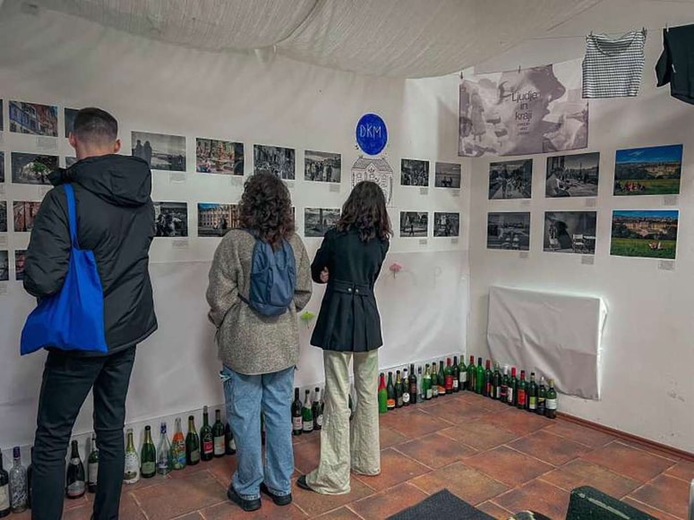 Avtor je skozi svoje delo izpostavil kontraste. 