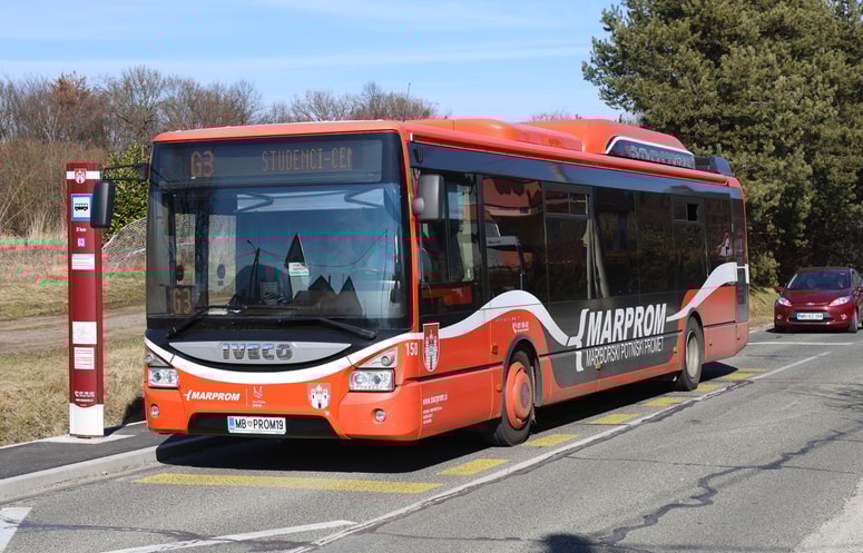 Polna ločilna črta prepoveduje prehitevanje avtobusa G3, ki ustavi na avtobusnem postajališču na vozišču v Ulici heroja Nandeta v smeri Ptujske ceste. 