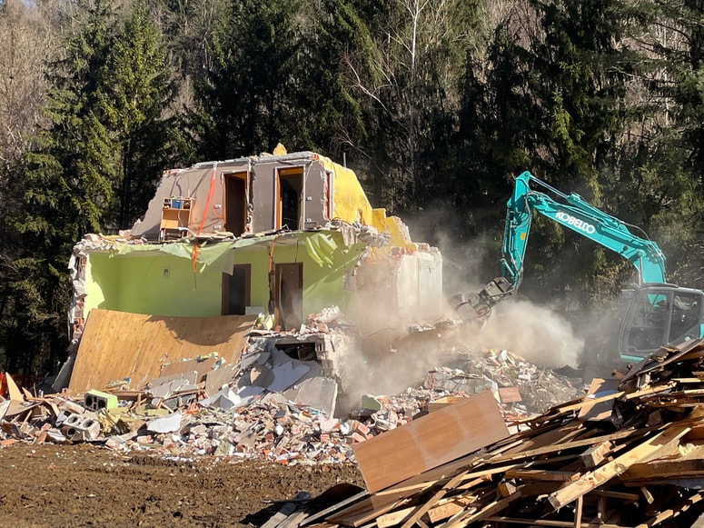 Rušenje hiše Cvete Berložnik, Poljana 6a, Prevalje