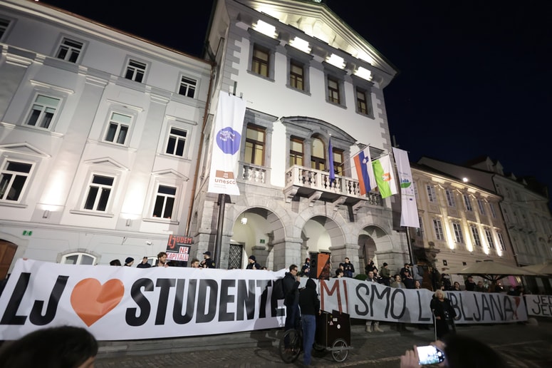 Protestniki so od srbskega veleposlaništva prišli do Magistrata in tam razvili transparent z napisom "Ljubimo študente".