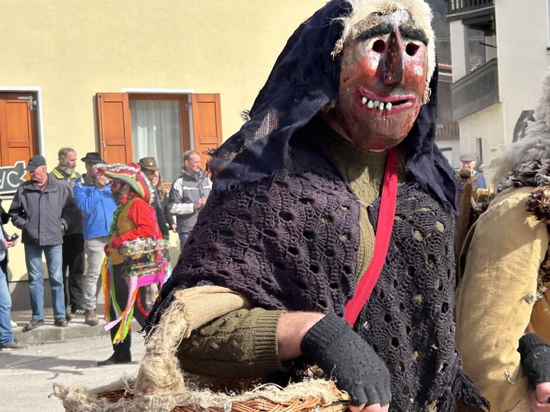 Pustne maske na drežniškem pustu fantje izdelajo sami. 