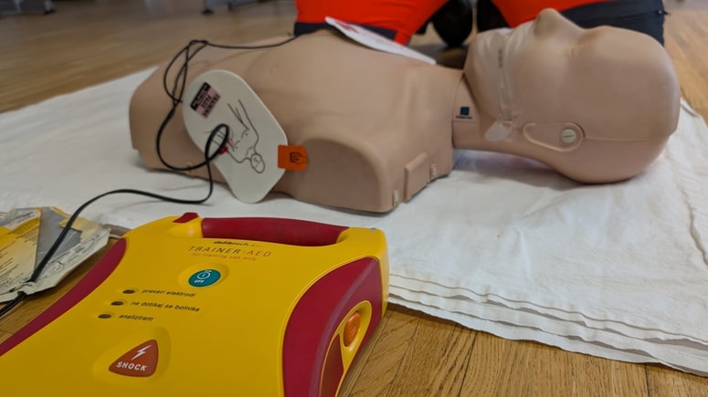 Stopnja preživetja po srčnem zastoju je precej nizka, saj povprečno preživi le vsak deseti. 