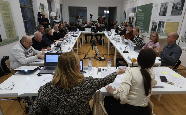 Občinskih svetnikov v Rušah je 18, vedno je potrebnih vsaj deset, da je seja sklepčna, pa če odstopijo en, dva ali več svetnikov. 