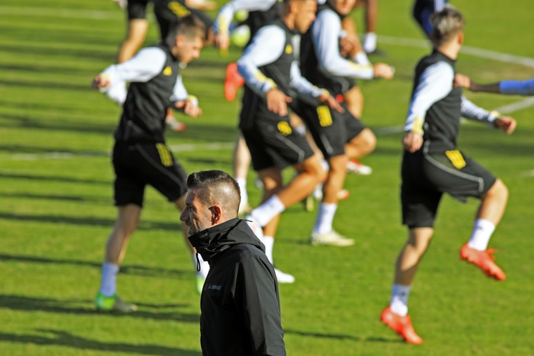 Glavna fotografija članka:Je služba trenerja Boštjana Cesarja med vijoličastimi varna? Odgovarja vodja nogometnih operacij v NK Maribor