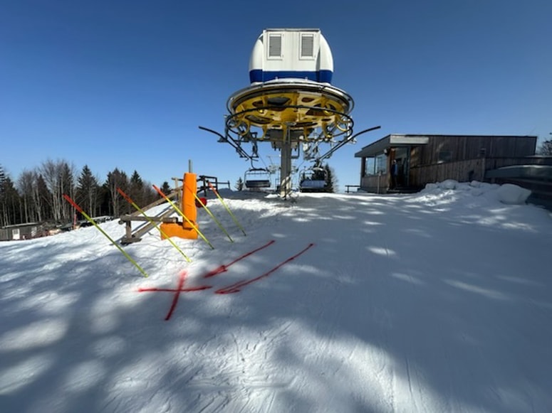 Slika s kraja nesreče. X označuje mesto nesreče, puščice smer gibanja.