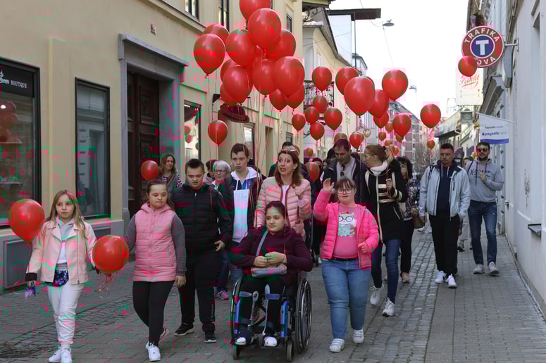 Z rdečimi baloni po mestu. 