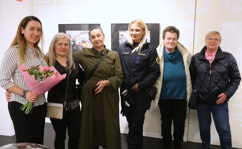 Maja Modrinjak (levo) na odprtju razstave
z nekaterimi portretirankami
