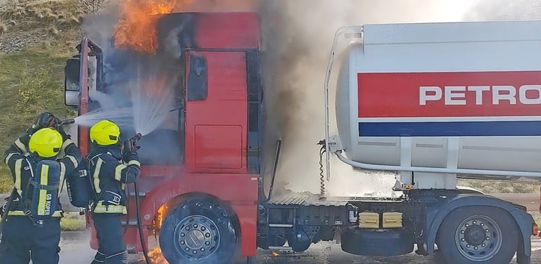 Glavna fotografija članka:Korak do katastrofe: Pred predorom Kastelec zagorel tovornjak, poln dizelskega goriva