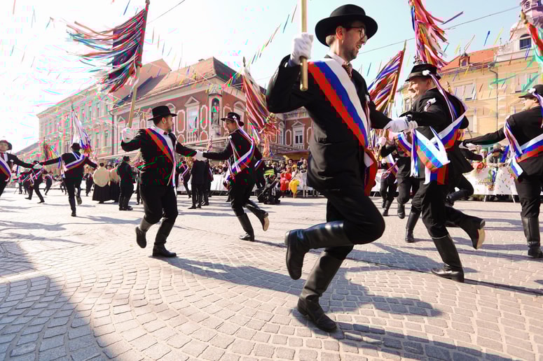 Po ocenah organizatorja je Ptuj v času Kurentovanja obiskalo več kot 100.000 obiskovalcev, SURS pa je naštel nekaj manj kot 4900 prenočitev. 